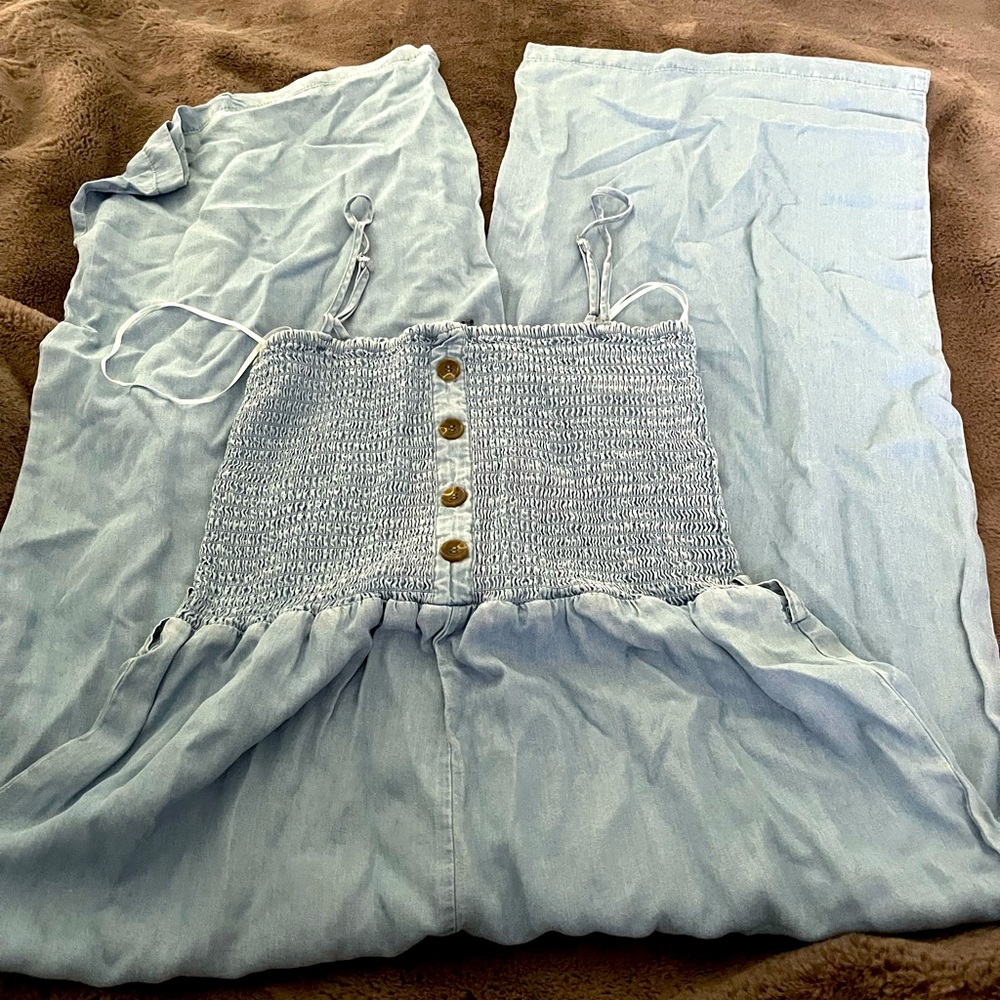 Light blue jumpsuit perfect for the summer never worn tags on looks like denim